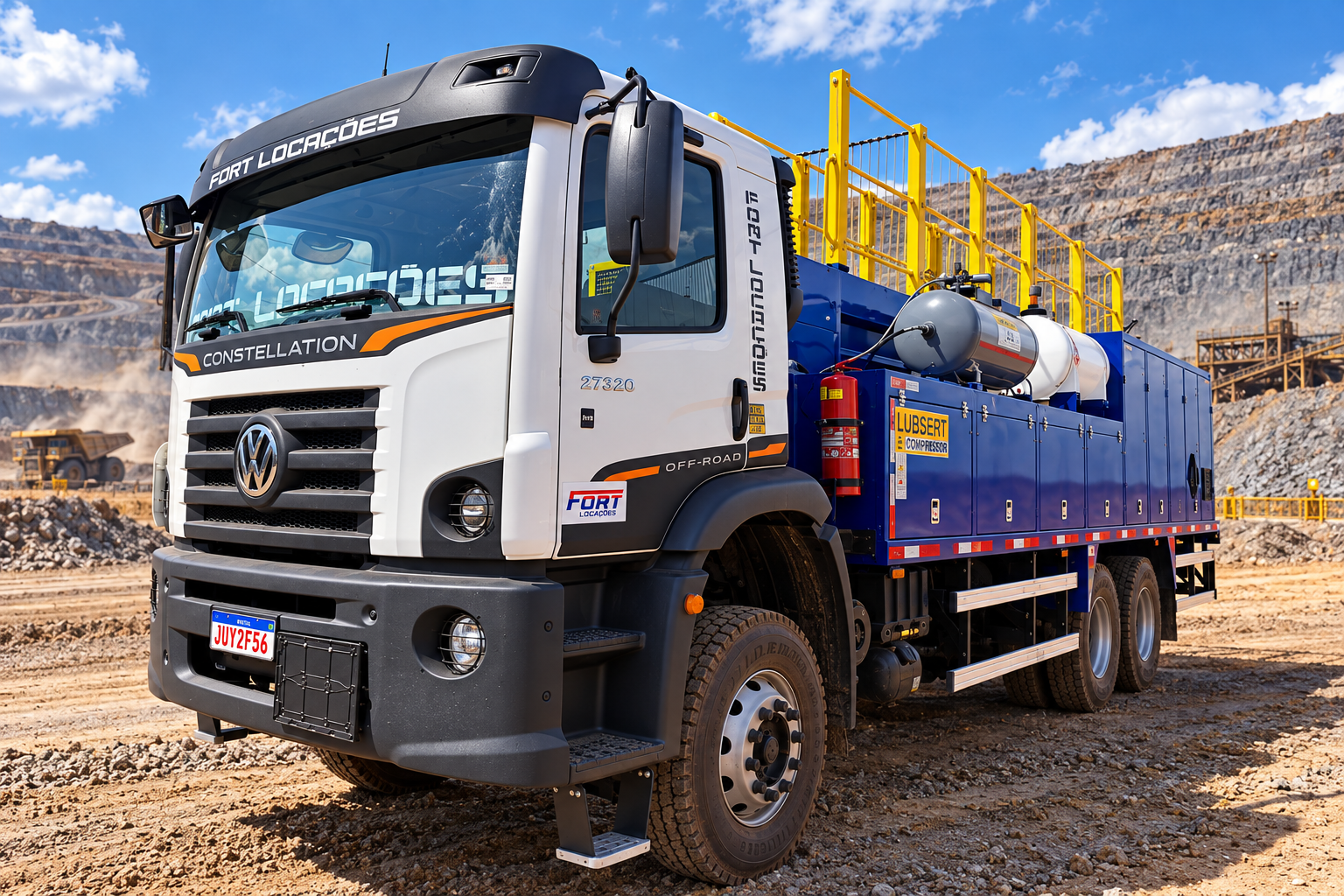Caminhão comboio VW Constellation da Fort Locações em área de mineração