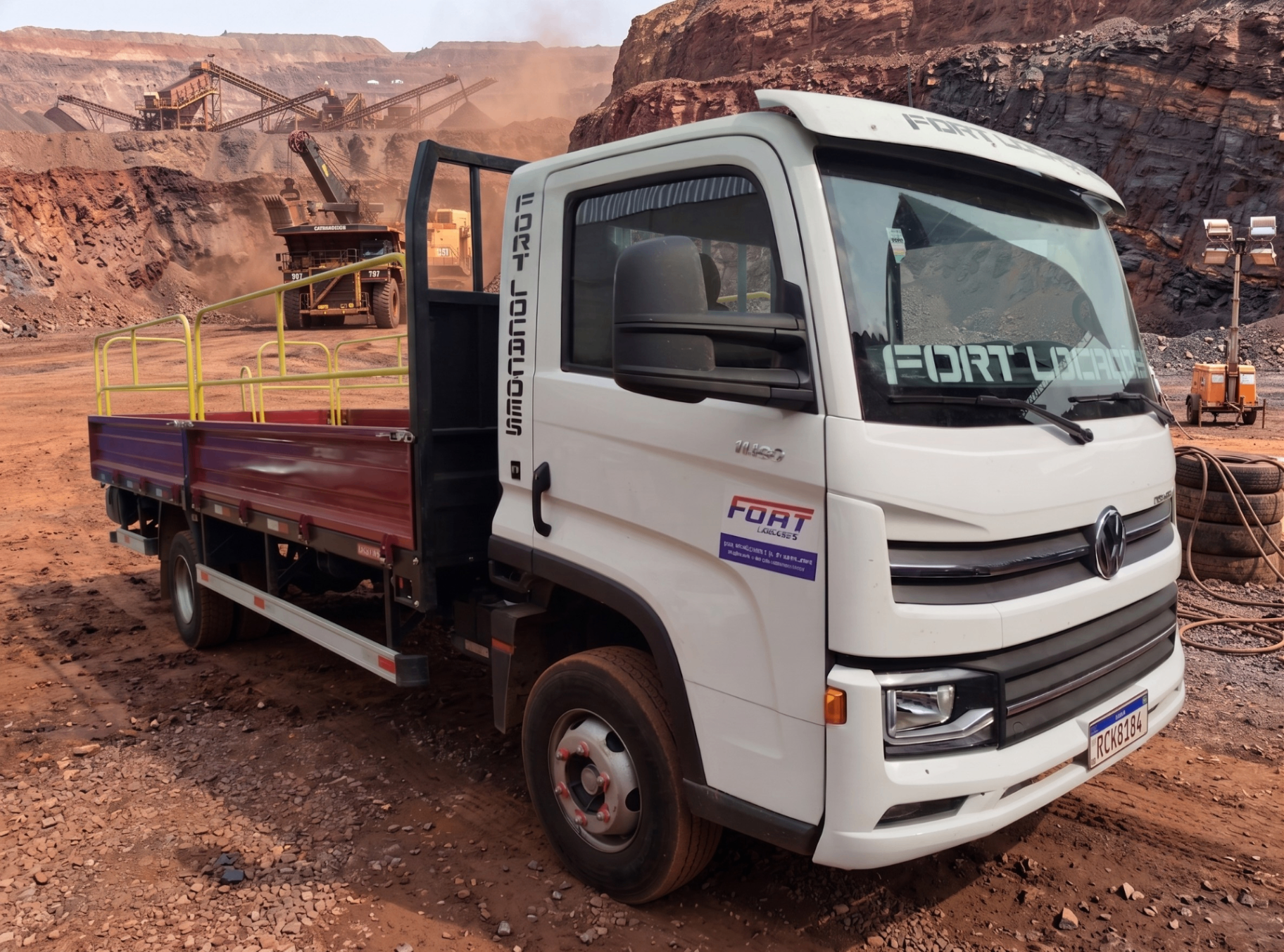 Caminhão carroceria 3/4 VW Delivery da Fort Locações em área de mineração